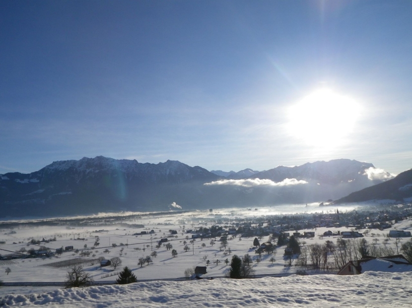 Winterlicher Bodendunst über dem Rheintal bei Buchs